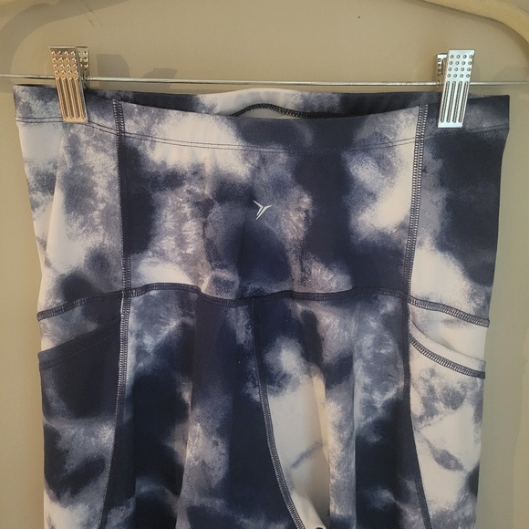 Old navy maternity leggings - Picture 2 of 3